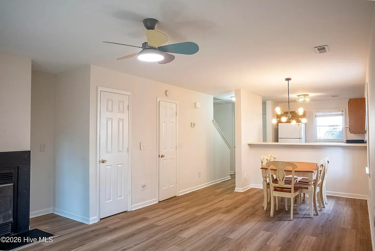 2 bed, 1.5 bath, 1016 sqft, $1,950 — Photo 2