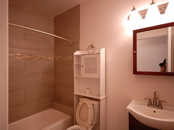 5th image of 1821 N Willington St #B