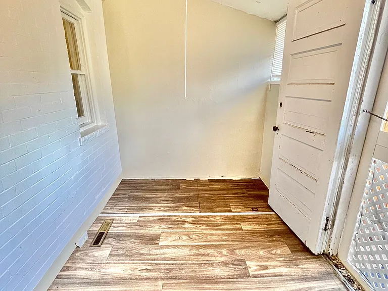 1453 S Clarkson St — Photo 17