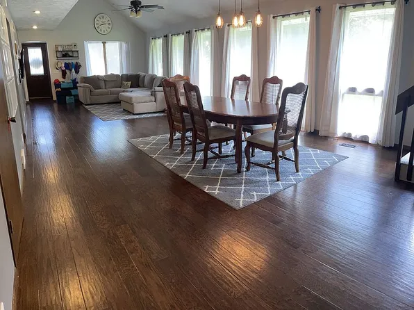 4 Colonial Ln, Holdrege, NE 68949