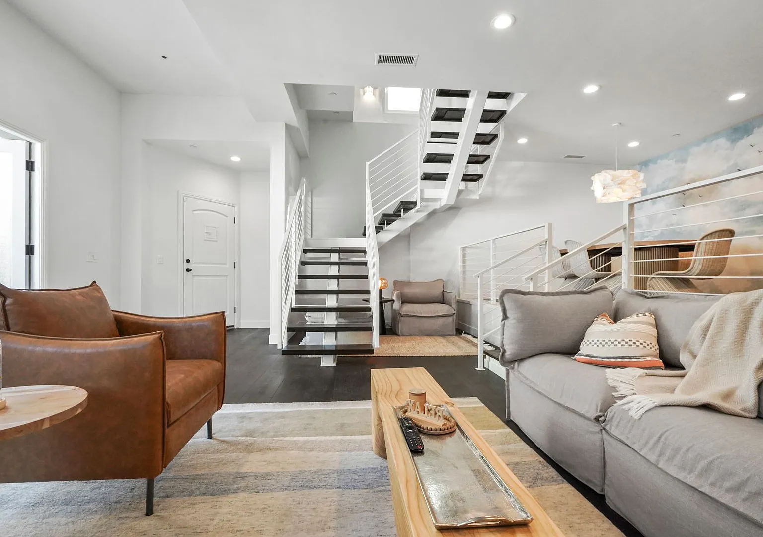 Exceptional Contemporary Renovated Furnished 3 bed 3.5 bath home in Serene Canyon Setting in Beve... — Photo 2