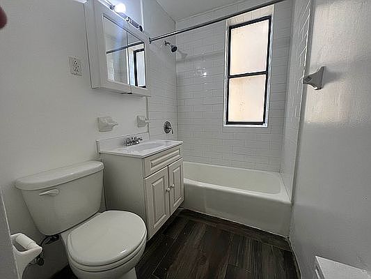 4th image of 926 Bronx Park S APT 2B