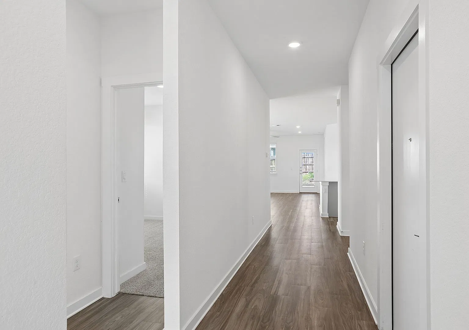 Beautiful 4 bedroom, 2.0 bathroom home in Leander — Photo 3