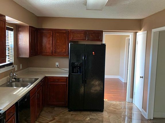 3rd image of 845 Kingsway Dr E