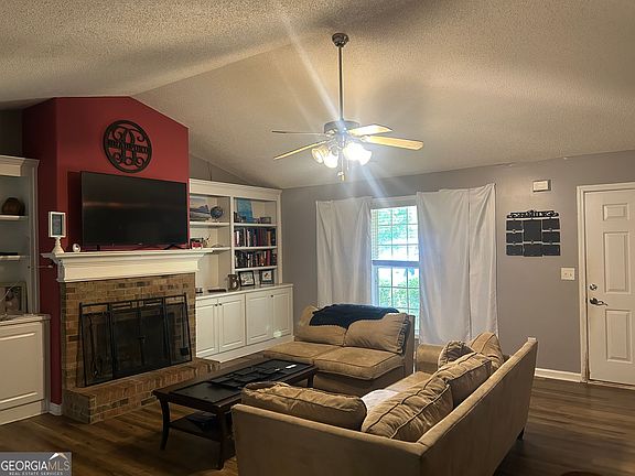 4th image of 31 Pinewood Ln