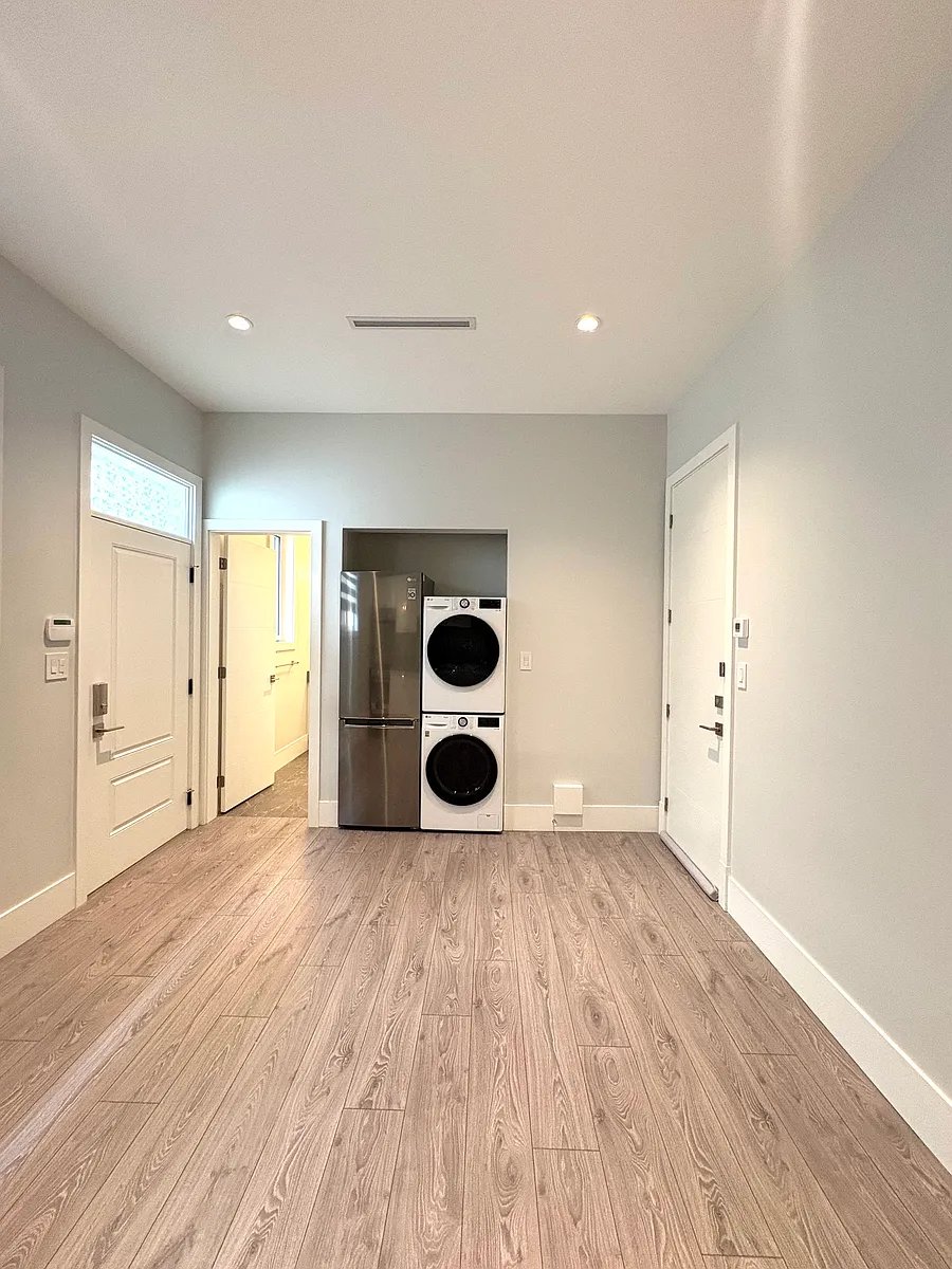 Building Photo - 7400 Schaefer Ave #101