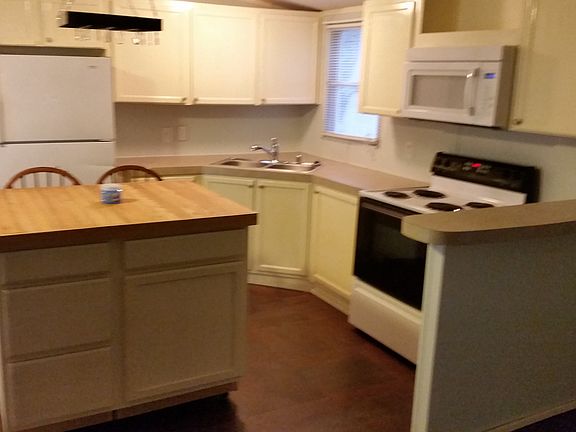 Kitchen w/ Appliances