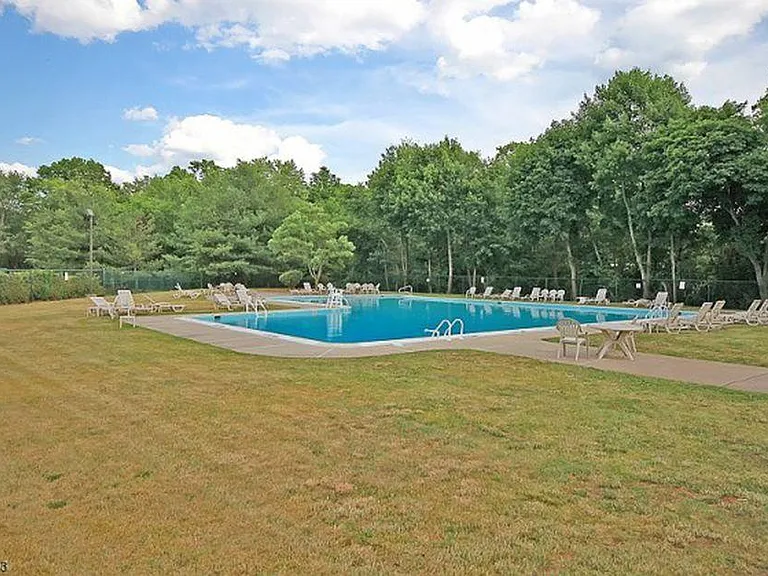 8 Columbia Dr #4A — Photo 17
