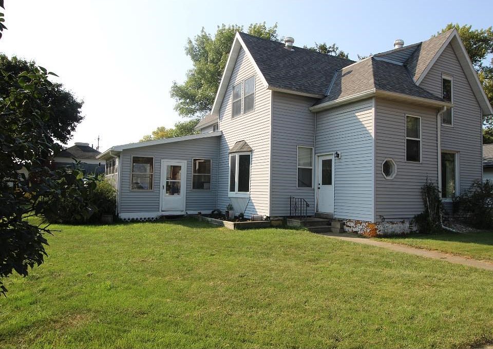 Nice corner lot.Walking distance to downtown.