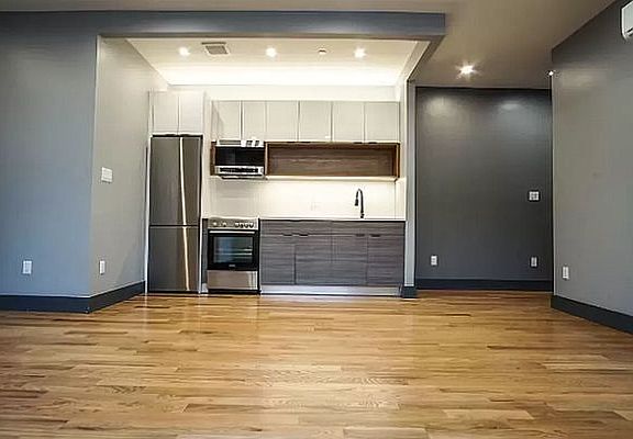 3rd image of 321 Sumpter St #2R