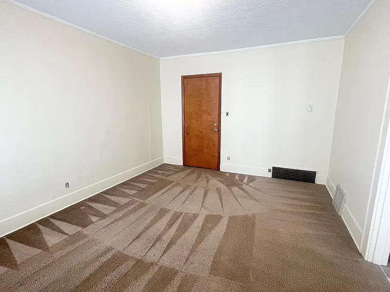 Elaine Apartments — Photo 25