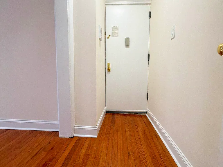 520 Isham St #1 — Photo 6