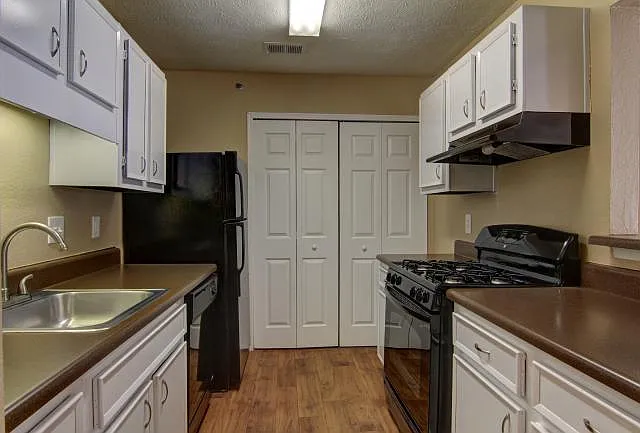 4911 S Cobb Dr SE — Photo 3