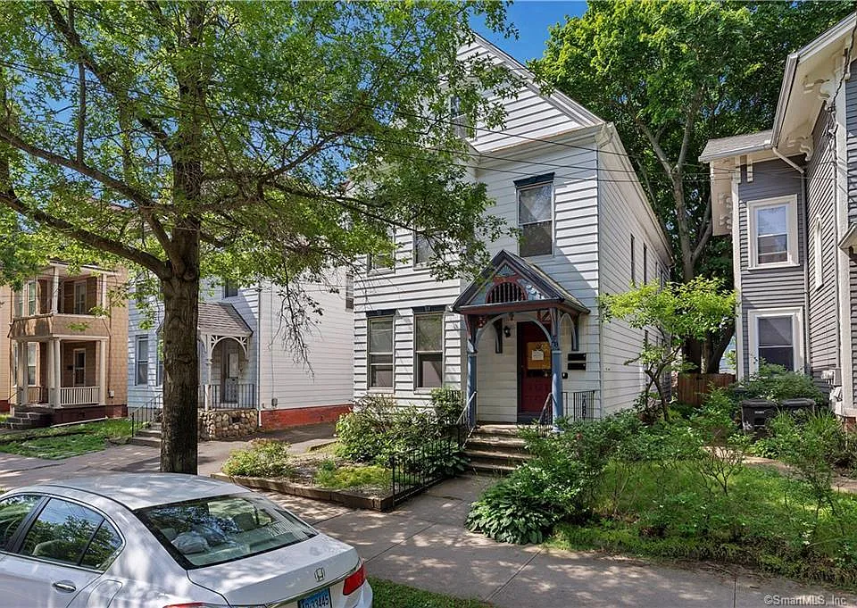 28 Edwards St #2