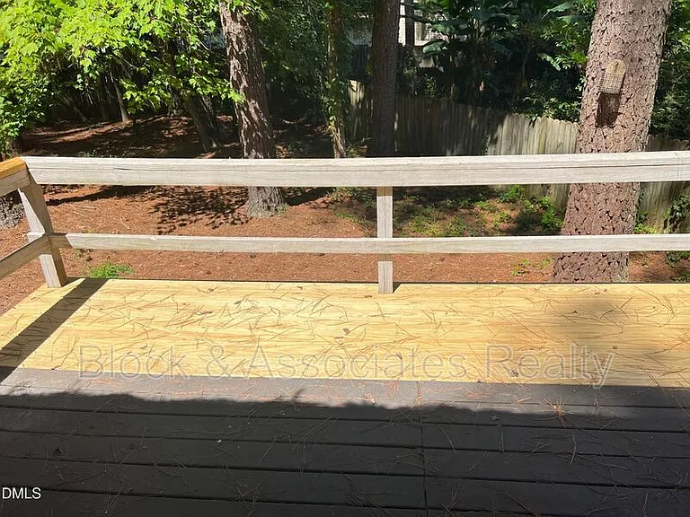 200 Lake Pine Dr — Photo 5