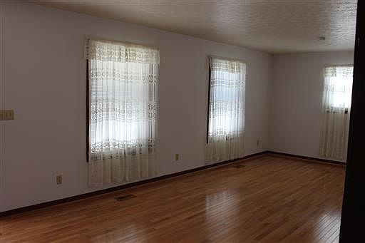 2nd image of 2500 Oakwood Ln