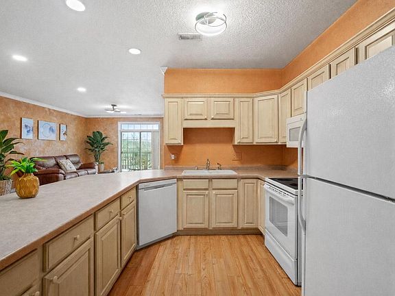 3rd image of 13070 West Bluemound ROAD #209