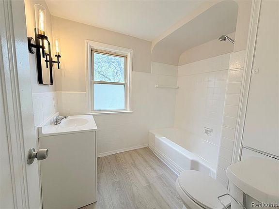5th image of 11375 Roxbury St