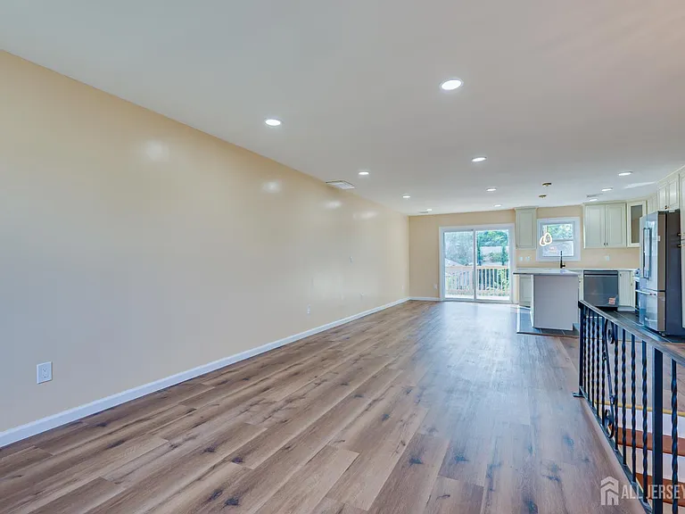 134 Frank St — Photo 10