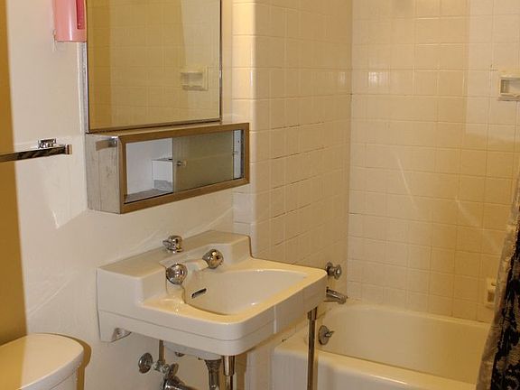 3rd image of 600 E 21st St #1