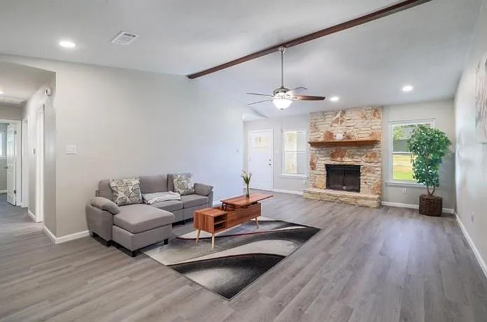 2121 Trede Dr — Photo 4