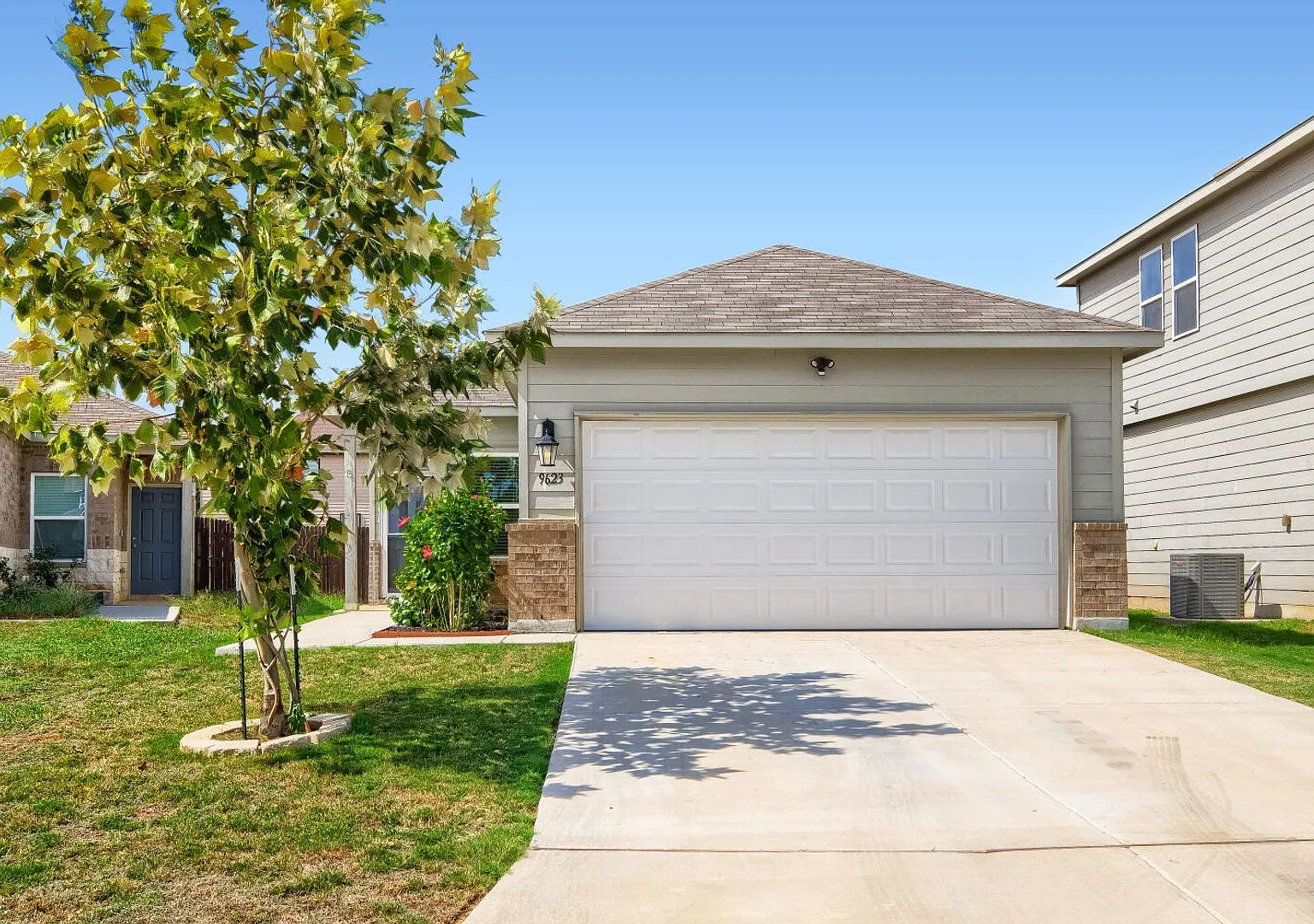 Charming 3-Bedroom Home with Open Floor Plan & Modern Kitchen — Photo 3