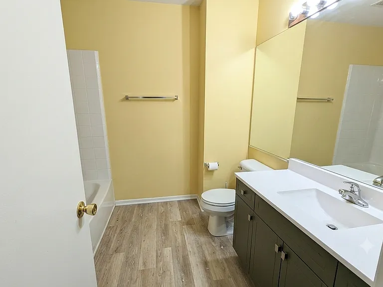 405 Trenton Ct — Photo 5
