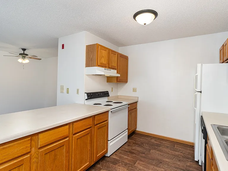 Hutchinson, MN Deer Park Apartments | 21A | Kitchen