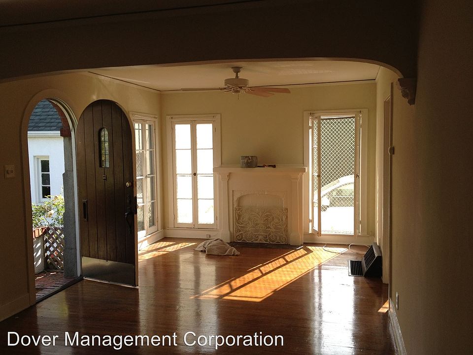 1st image of 940 1/2 N Martel Ave