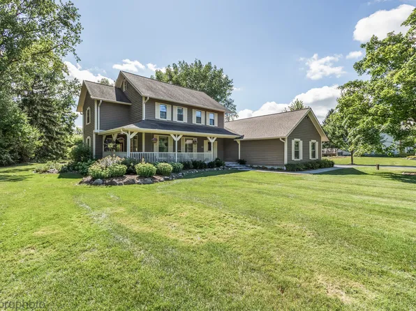 4 Bent Tree Ct, Hawthorn Woods, IL 60047