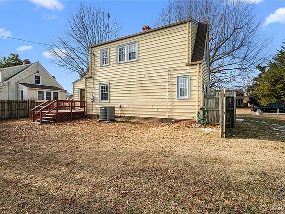 4th image of 802 Essex St