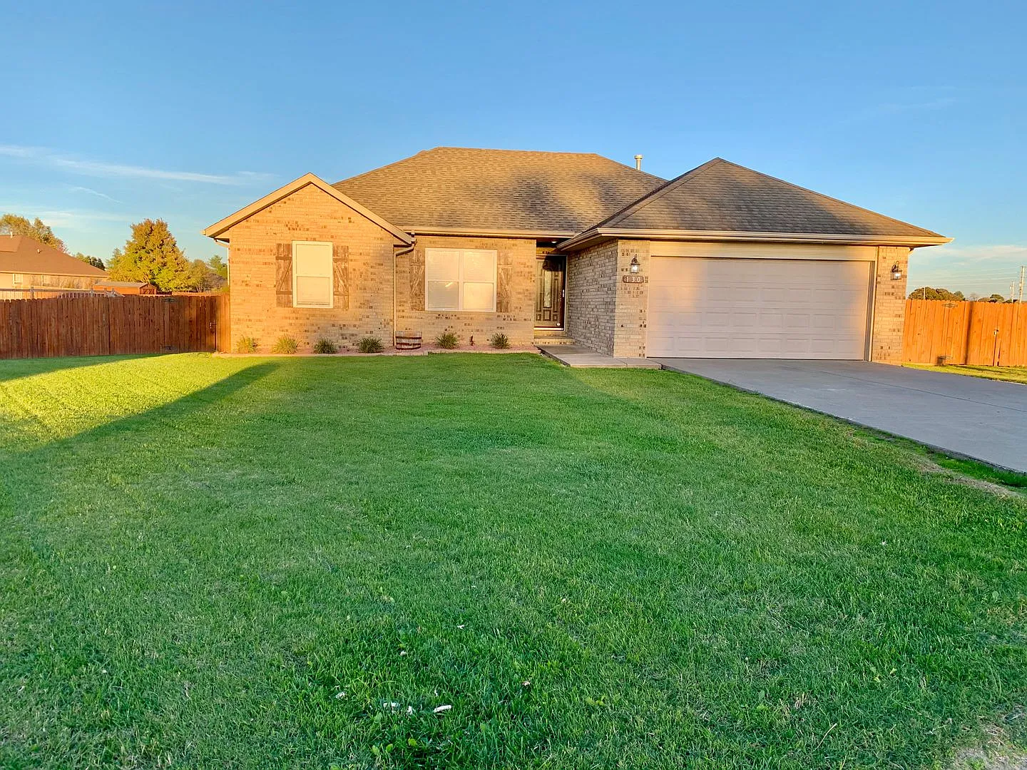 Beautiful very spacious 3 bedroom 2 bath home in Rogersville with a lake view! This is a must see... — Photo 1