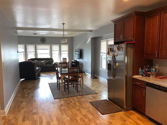 4th image of 2087 Wyandotte Ave