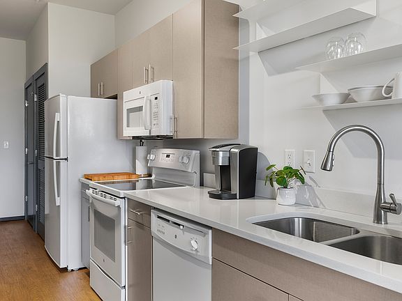 4th image of 1900 12th Ave S #408