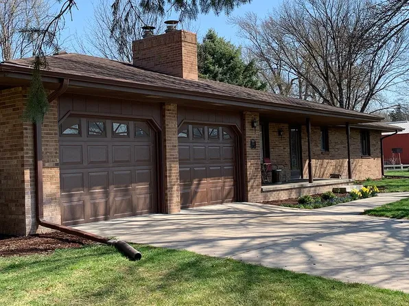 580 E 1st St, Crete, NE 68333