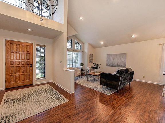 3rd image of 512 Bedford Ct