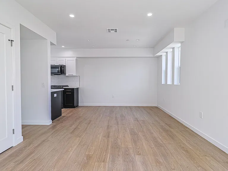 1227 N June St — Photo 24