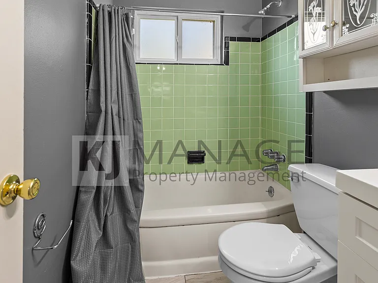 28203 Sutherland St — Photo 17