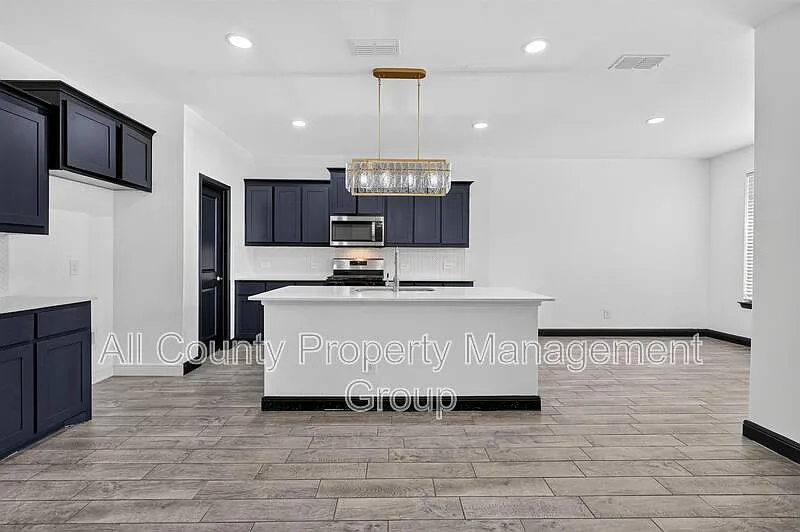 4 bed, 3.0 bath, 2366 sqft, $2,450 — Photo 3