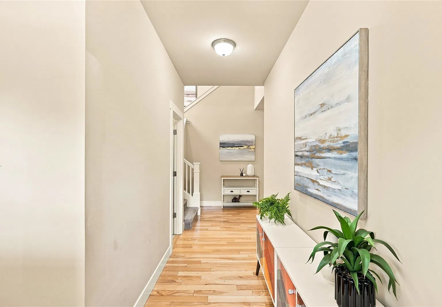 5 bed, 2500 sqft, $4,000 — Photo 2