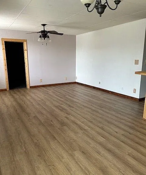 633 N Commercial St — Photo 3