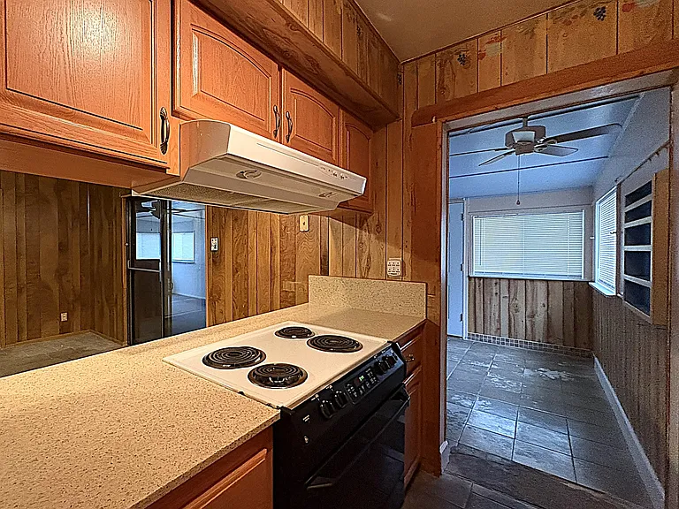 1313 Elia St — Photo 11