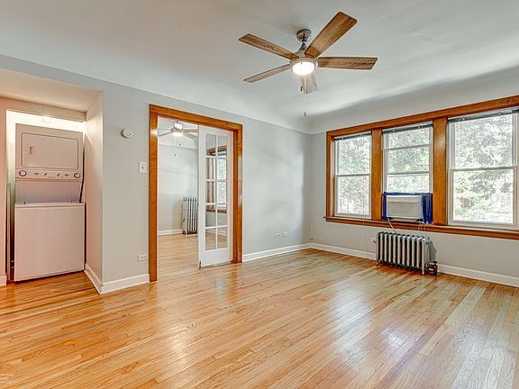 2nd image of 2924 N Sacramento Ave APT 1E