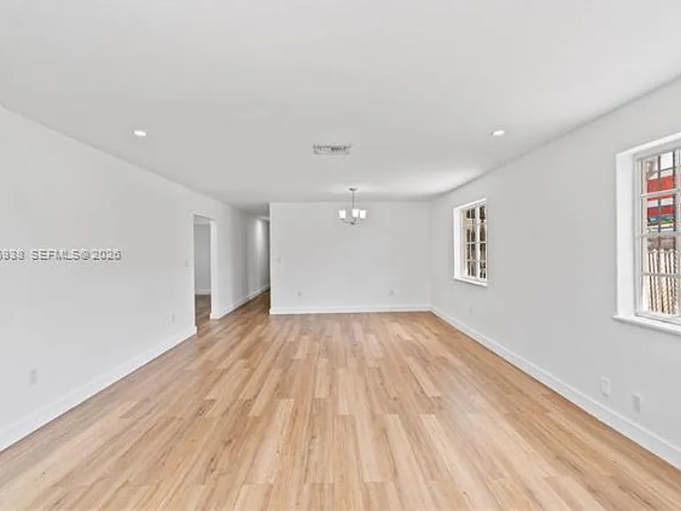 361 E 39th St #1 — Photo 31
