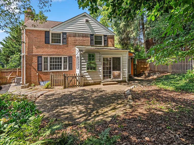 9311 Woodland Dr — Photo 3