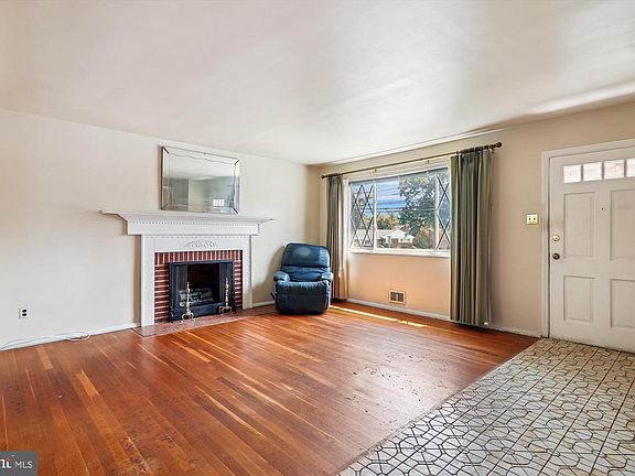 4th image of 9507 Adelphi Rd
