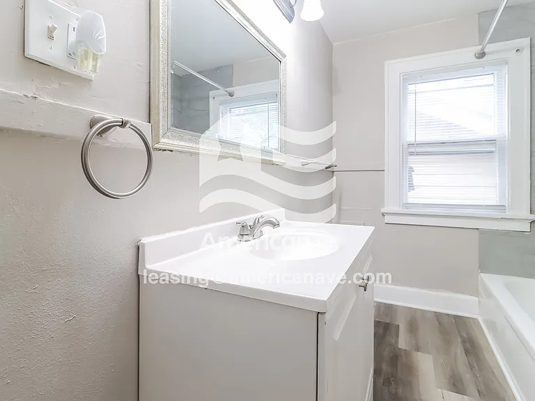 1250883_013_bathroom_14.jpg