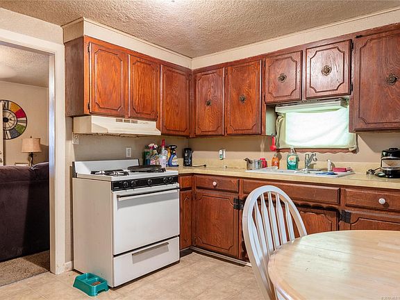 3rd image of 709 S Elm St