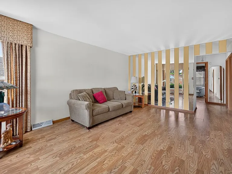 9228 Robinson Ave — Photo 3