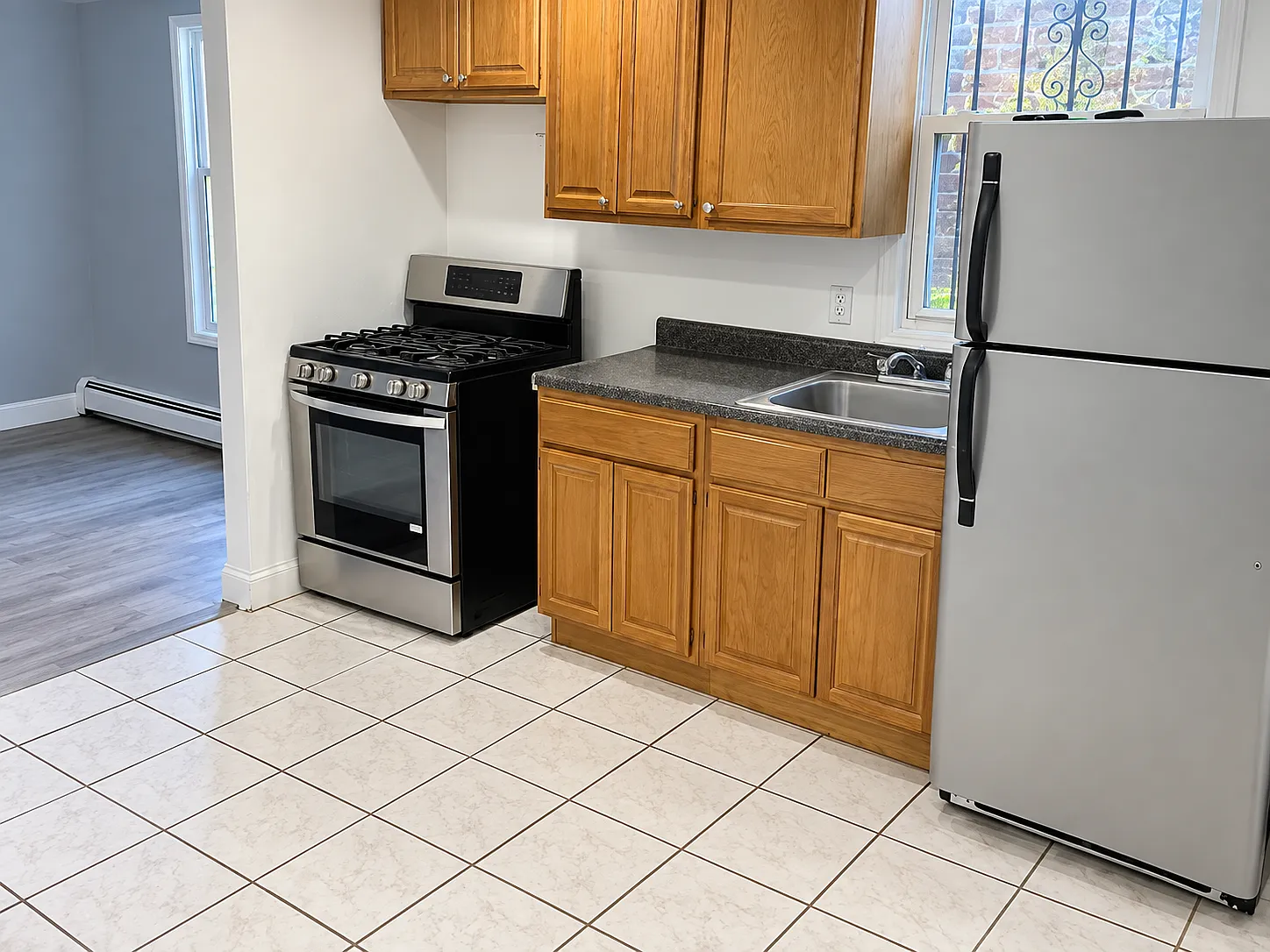 4 bed, $2,400 — Photo 2
